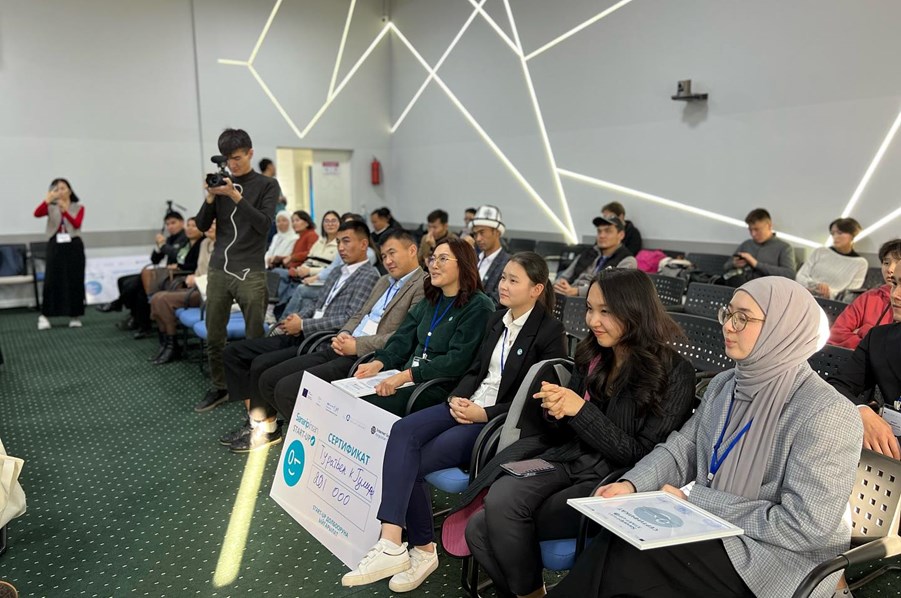 Bagymdat Atabaeva participating in the Sanarip Insan contest. Photo: Economist.Kg